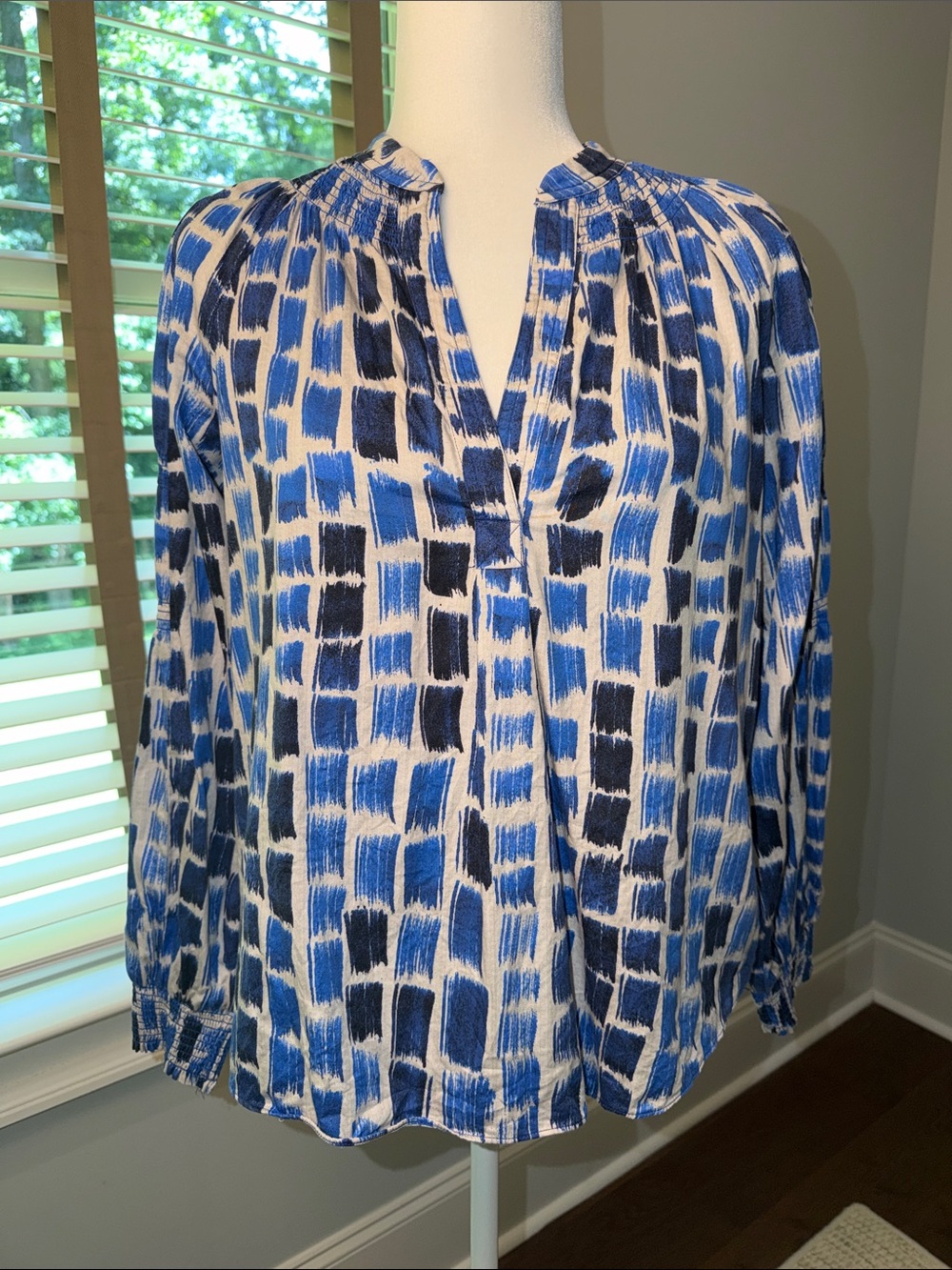 NIC+ZOE Organic Cotton Blue and White Brushstroke Print Blouse. Size Small.